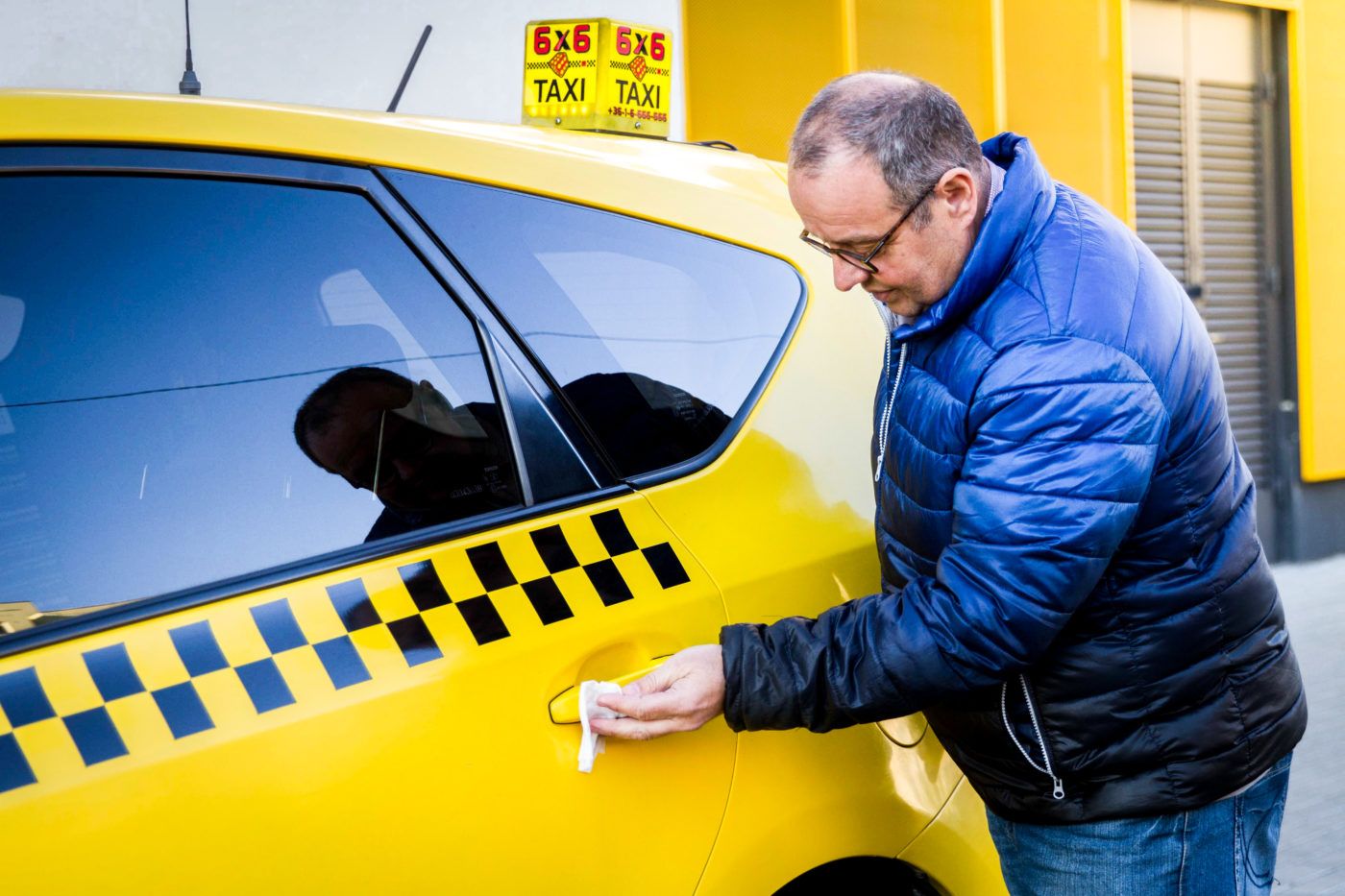 K v l bel l biztons g szlogennel programot hirdetett a 6x6 Taxi