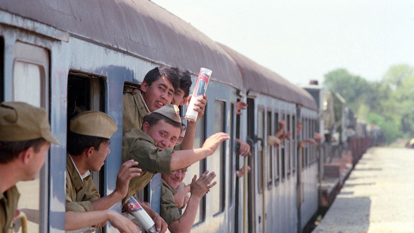 Soviet soldiers leave Hungary for home