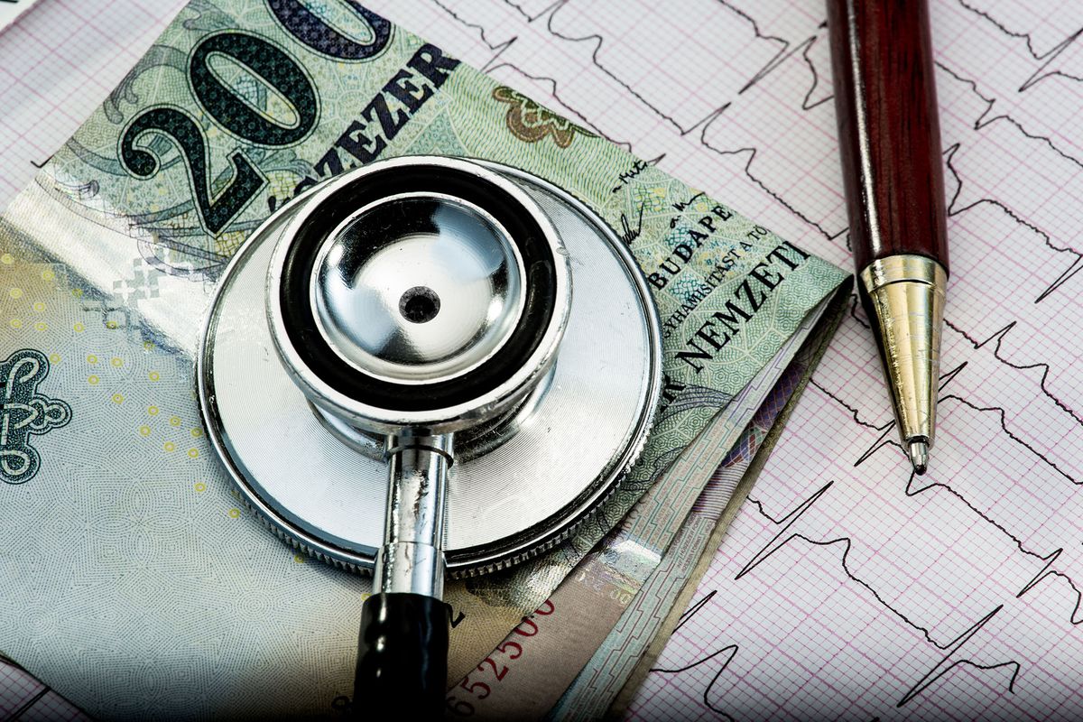 sztetoszkóp deviza kamatemelés árfolyam Stethoscope and money on electrocardiogram, symbol for health care costs or medical insurance. With Forint