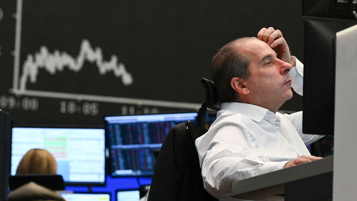 24 February 2022, Hessen, Frankfurt/Main: Stock trader Arthur Brunner of ICF Bank AG watches his monitor on the floor of the Frankfurt Stock Exchange. The Russian attack on Ukraine has sent stock markets worldwide on a downward slide. For the German benchmark index Dax, it went down by more than four percent at the start of trading. The other stock markets around the globe also slumped. Photo: Arne Dedert/dpa (Photo by ARNE DEDERT / DPA / dpa Picture-Alliance via AFP)