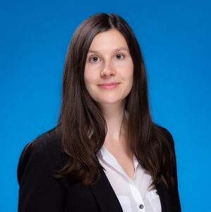 Deme Ágnes, a KPMG fenntarthatósági szenior tanácsadója, Nagy Julianna, a KPMG fenntarthatósági tanúsítási menedzsere