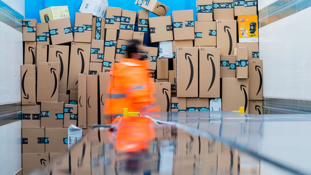 08 December 2020, North Rhine-Westphalia, Mˆnchengladbach: Parcels are stored in a truck in a logistics centre of the mail order company Amazon. A particularly large number of orders are processed during the Christmas business. Photo: Rolf Vennenbernd/dpa (Photo by ROLF VENNENBERND / DPA / dpa Picture-Alliance via AFP)