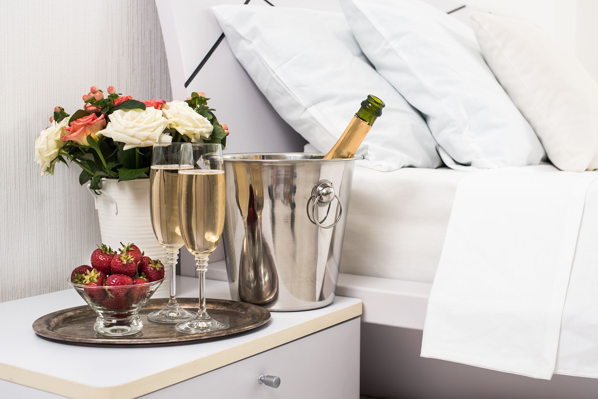Шампанский номер. Шампанское в номере. Шампанское в постель. Комплимент от отеля шампанское. Шампанское и фрукты в отеле.