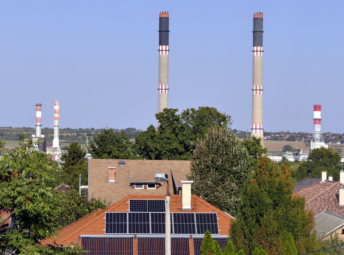 Százhalombatta, 2021. október 9.Villanyáramot termelő napelem sorok egy lakóház tetőzetén a Duna-parti városban, ahol nagy teljesítményű, gáztüzelésű villamos erőmű is dolgozik a magyar villamosenergia-rendszer számára. Az utóbbi kéményei a háttérben láthatók és amely 794 MW-os teljesítményével a hazai villamosenergia-ellátás legnagyobb gáztüzelésű erőműve. Szükség esetén azonnal indítható blokkjaival és technológiai megbízhatóságával aktív szereplője Magyarország  energiakereskedelmi piacának.MTVA/Bizományosi: Jászai Csaba ***************************Kedves Felhasználó!Ez a fotó nem a Duna Médiaszolgáltató Zrt./MTI által készített és kiadott fényképfelvétel, így harmadik személy által támasztott bárminemű – különösen szerzői jogi, szomszédos jogi és személyiségi jogi – igényért a fotó szerzője/jogutódja közvetlenül maga áll helyt, az MTVA felelőssége e körben kizárt.