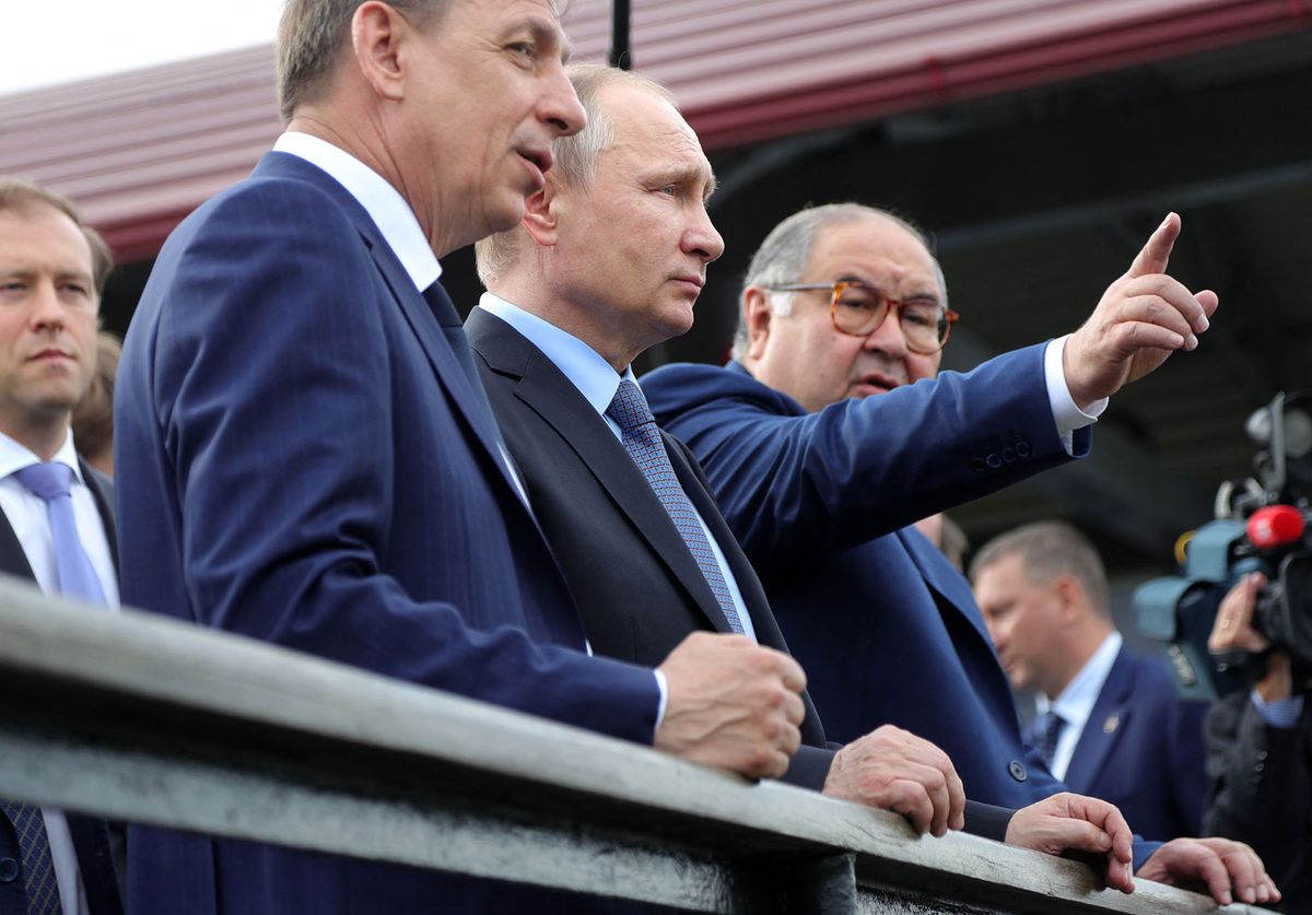 3151180 07/14/2017 July 14, 2017. Russian President Vladimir Putin looks at the iron ore producing pit during his visit to Lebedinsky Mining and Processing Combine (Metalloinvest MC LLC) in the Belgorod Region. Foreground, left: Managing Director of Lebedinsky Mining and Processing Combine Oleg Mikhailov. Right: founder of USM Holdings Alisher Usmanov. Background, from left: Belgorod Region Governor Yevgeny Savchenko and Russian Minister of Industry and Trade Denis Manturov. Michael Klimentyev/Sputnik (Photo by Michael Klimentyev / Sputnik / Sputnik via AFP)