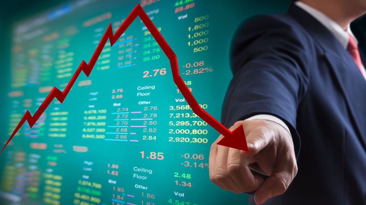 üzletember esik esés OTP tőzsde Business man point to falling graph of stock market