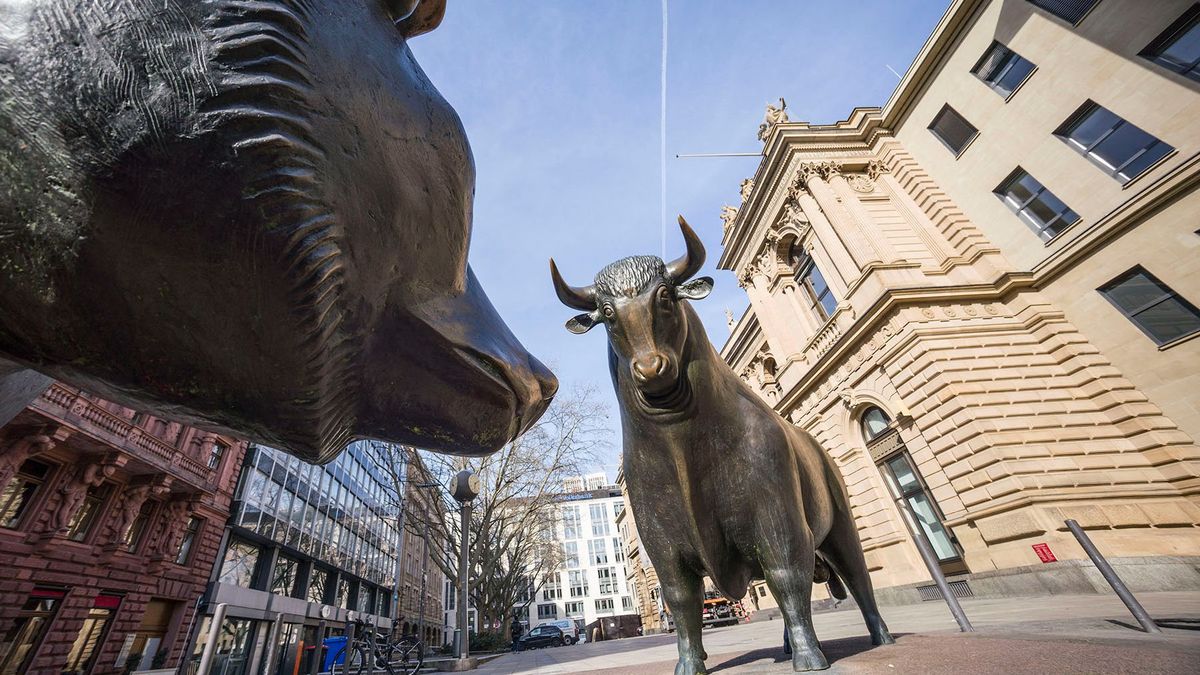 16 March 2020, Hessen, Frankfurt/Main: The bronze sculptures of bull and bear stand in front of the Frankfurt Stock Exchange building. As a result of the worsening coronavirus crisis, the German stock index Dax fell below the 9000 point mark on Monday. Photo: Frank Rumpenhorst/dpa (Photo by FRANK RUMPENHORST / DPA / dpa Picture-Alliance via AFP)