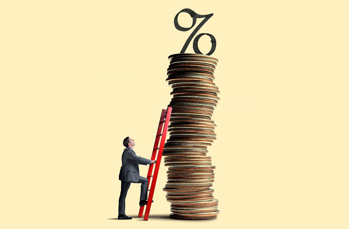 infláció Man Leans létra Ladder Against Tall Stack Of pénz pénzérmék Coins Topped With Interest Rate Symbol százalék jel
