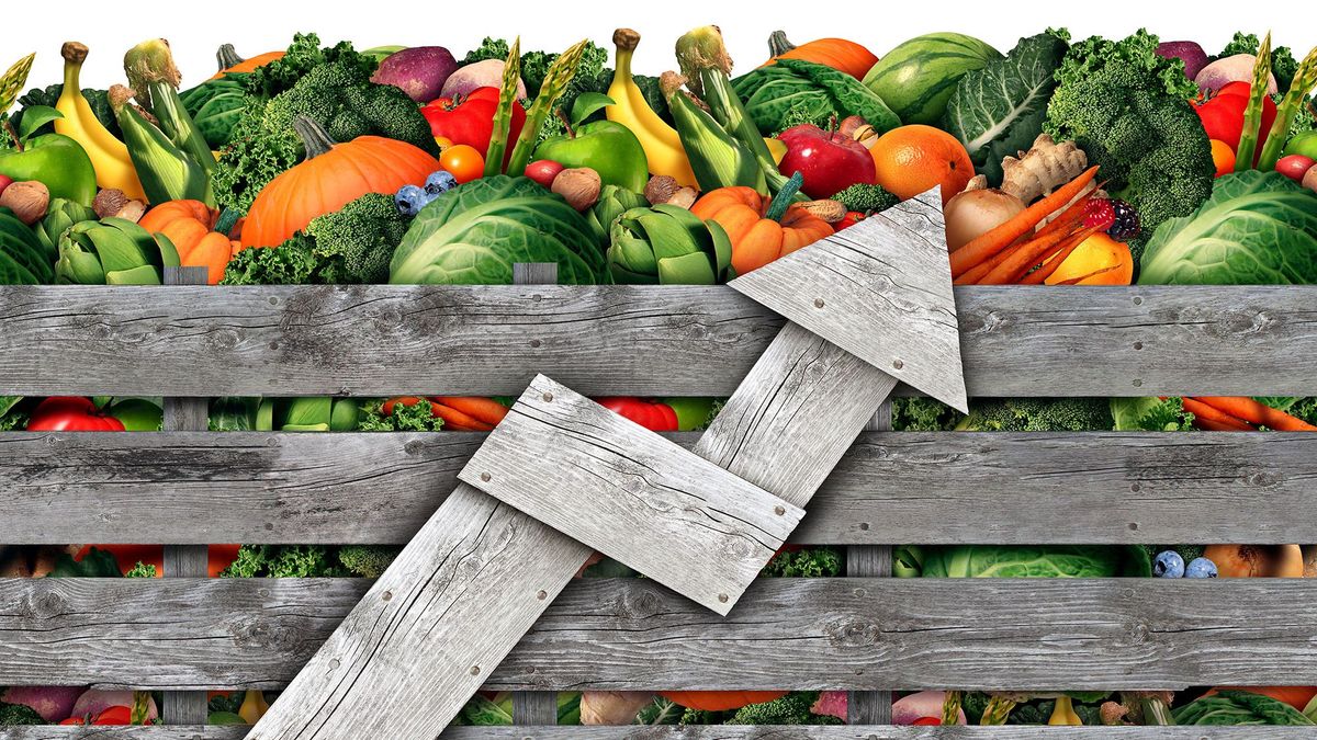 élelmiszer árak drágulás mezőgazdaság zöldség Agriculture Food Inflation and rising prices for fruit and vegetable farming industry from a farmers market with a group of assorted fruits and vegetables in a wood box with an arrow.