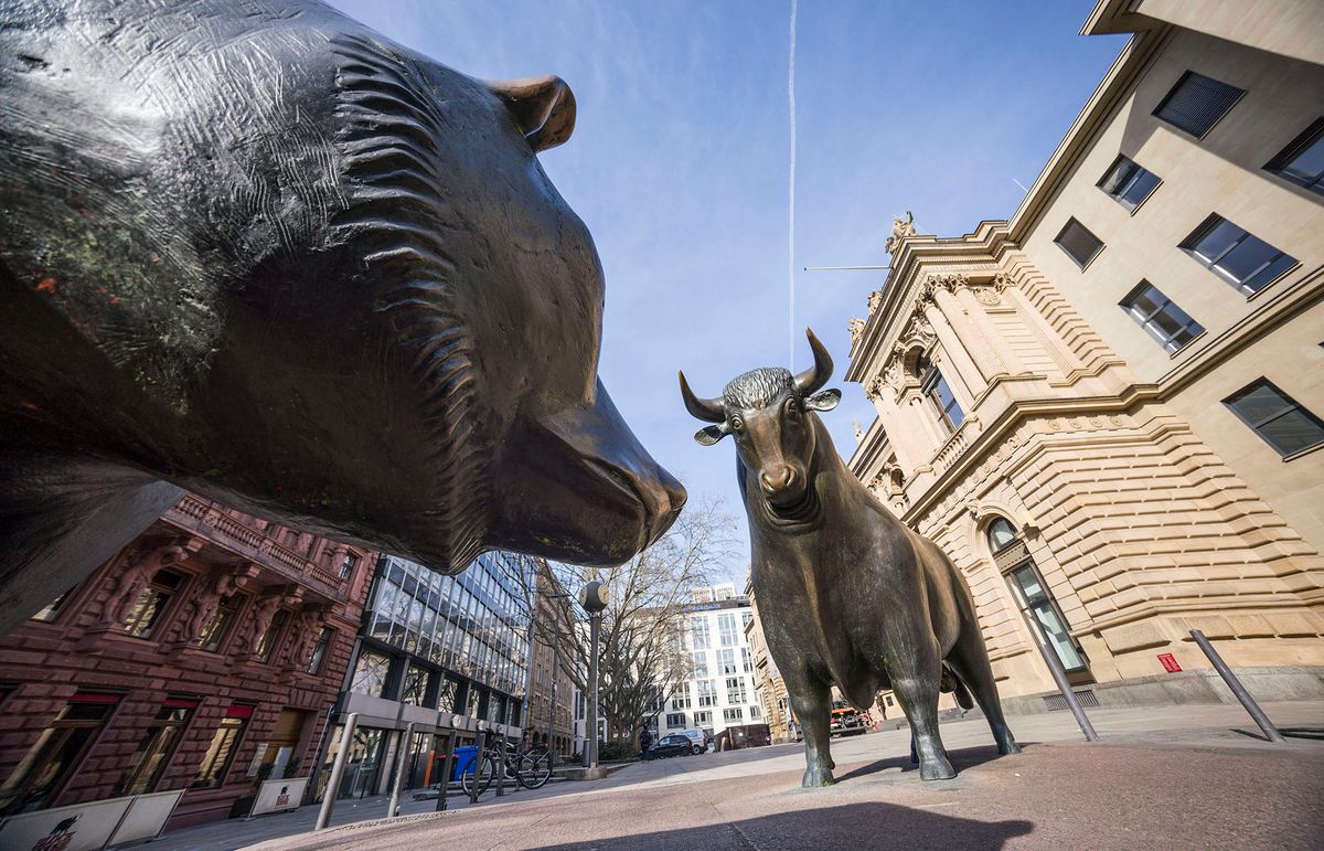 16 March 2020, Hessen, Frankfurt/Main: The bronze sculptures of bull and bear stand in front of the Frankfurt Stock Exchange building. As a result of the worsening coronavirus crisis, the German stock index Dax fell below the 9000 point mark on Monday. Photo: Frank Rumpenhorst/dpa (Photo by FRANK RUMPENHORST / DPA / dpa Picture-Alliance via AFP)