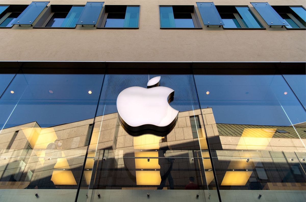 26 January 2022, Bavaria, Munich: The logo of the technology company Apple is seen at the Apple Store downtown. The company presents its figures for the first fiscal quarter. Photo: Sven Hoppe/dpa (Photo by SVEN HOPPE / DPA / dpa Picture-Alliance via AFP)