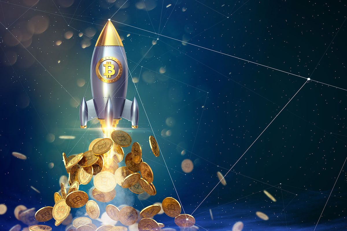 bitcoinos nagy emelkedést valószínűsítenek befektetők Bitcoin rocket launcher, cryptocurrency concept. The growth rate of the gold coin for designers and breaking news. Gold piece appreciation in the form. 3d render