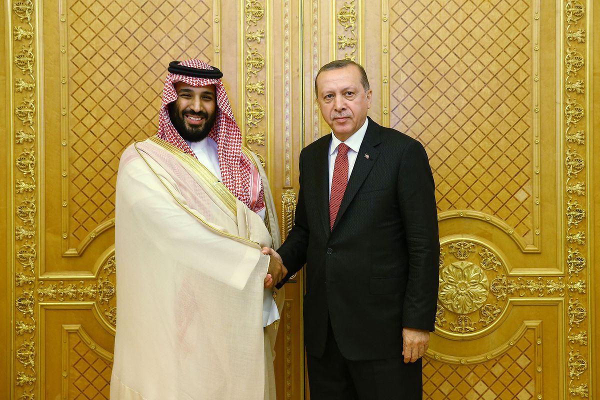 This handout photo taken and released on July 23, 2017 by Turkish Presidential Press Service shows Turkish President Recep Tayyip Erdogan (R) shaking hands with Saudi Crown Prince Mohammed bin Salman (L) during a meeting as part of an official visit in Jeddah, Saudi Arabia. - Erdogan embarked on July 23, 2017 on a key visit to the Gulf region aimed at defusing the standoff around Turkey's ally Qatar, saying no-one had an interest in prolonging the crisis. (Photo by HO / TURKISH PRESIDENTIAL PRESS SERVICE / AFP) / RESTRICTED TO EDITORIAL USE - MANDATORY CREDIT "AFP PHOTO / TURKISH PRESIDENTIAL PRESS SERVICE" - NO MARKETING NO ADVERTISING CAMPAIGNS - DISTRIBUTED AS A SERVICE TO CLIENTS