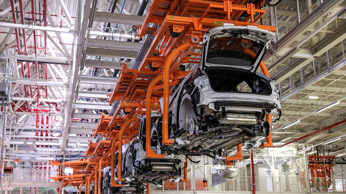 2020.03.31. Győr Koronavírus-járvány: A győri Audi-gyárban március 22-én leálltak a gyártósorok, a munkatársak többsége állásidejét tölti otthon, a tervezett kéthetes leállás újabb két héttel hosszabbodik. Fotó: Csapó Balázs CSB