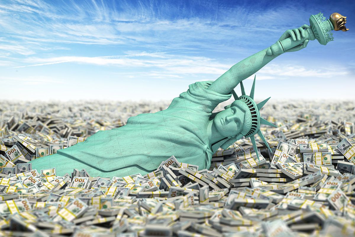 krízis Crisis and infláció inflation in USA, no limit on Fed money pénz injections. Statue of Libety szabadság szobor falls to pile of dollar dollár packs. 3d illustration