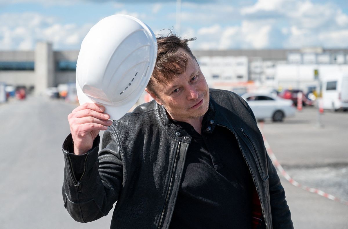 17 May 2021, Brandenburg, Gr¸nheide: Elon Musk, Tesla CEO, stands on the construction site of the Tesla factory and greets with his hard hat. He has taken a look at the construction progress of the new factory in Gr¸nheide near Berlin, which will probably start production several months later than originally planned. The 49-year-old did not initially comment on Monday. Photo: Christophe Gateau/dpa (Photo by Christophe Gateau / DPA / dpa Picture-Alliance via AFP)