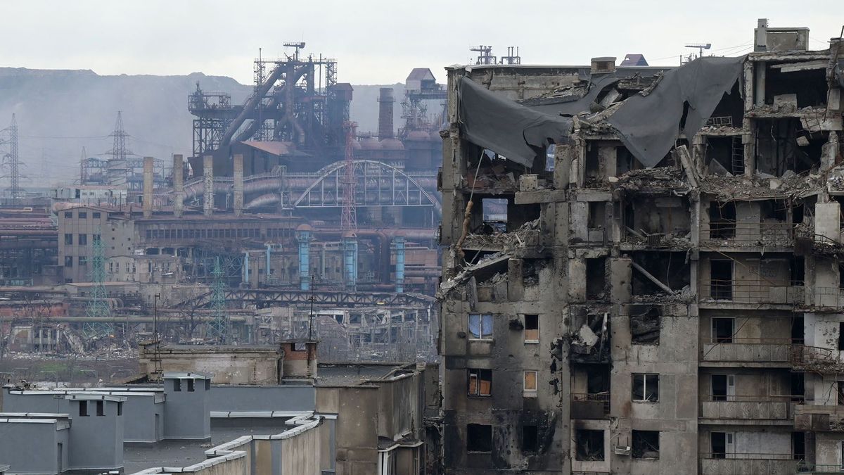 8165783 14.04.2022 Smoke rises over the Azovstal iron and steel works company in Mariupol, Donetsk People's Republic. Ilya Pitalev (Photo by Ilya Pitalev / Sputnik via AFP)