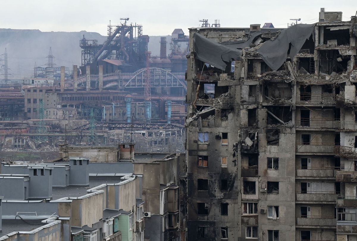 8165783 14.04.2022 Smoke rises over the Azovstal iron and steel works company in Mariupol, Donetsk People's Republic. Ilya Pitalev (Photo by Ilya Pitalev / Sputnik via AFP)