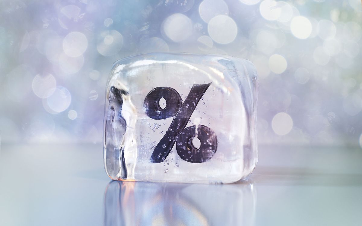 bankszektornak beleférne a kamatstop folytatása Frozen percentage symbol. fagyott jeges százalékjel 3D illustration front view with blurred background.