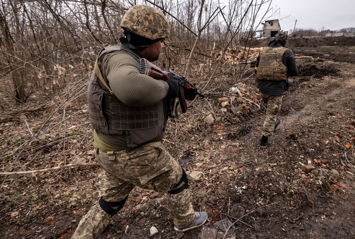 Ukrainian servicemen patrol in a trench at the front line east of Kharkiv on March 31, 2022. - Russian forces are repositioning in Ukraine to strengthen their offensive on the Donbass, Nato said on March 31, 2022, on the 36th day of the Russian-Ukrainian conflict, as shelling continues in Kharkiv (north) and Mariupol (south). (Photo by FADEL SENNA / AFP)