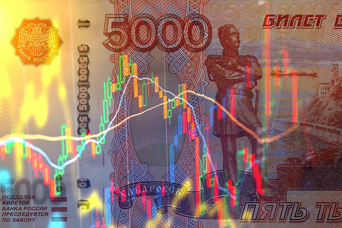 koronavírus Coronavirus bankjegy pénz Banknote of orosz rubel Russian rubles on the background of stock charts tőzsde. Concept of gazdasági szankciók Economic Sanctions in Russia oroszország