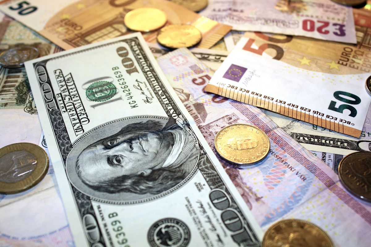 Close-up,Of,Money,Banknotes.,Different,Currencies,Cash.,Focus,On,Euro