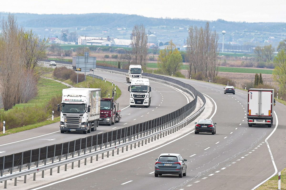 Közúti árufuvarozás 2022.04.07. Szekszárd Kamionok közlekednek az M6 -os autópályán. Illusztrációs fotó. Fotó: Makovics Kornél MK Tolnai Népújság 