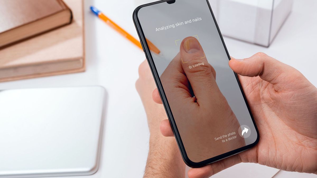 Man using a telefonos applikáció phone to recognize a problem with his nail. bőrvizsgálat An app with artificial intelligence identifying mycosis. Modern medical solutions. orvosi