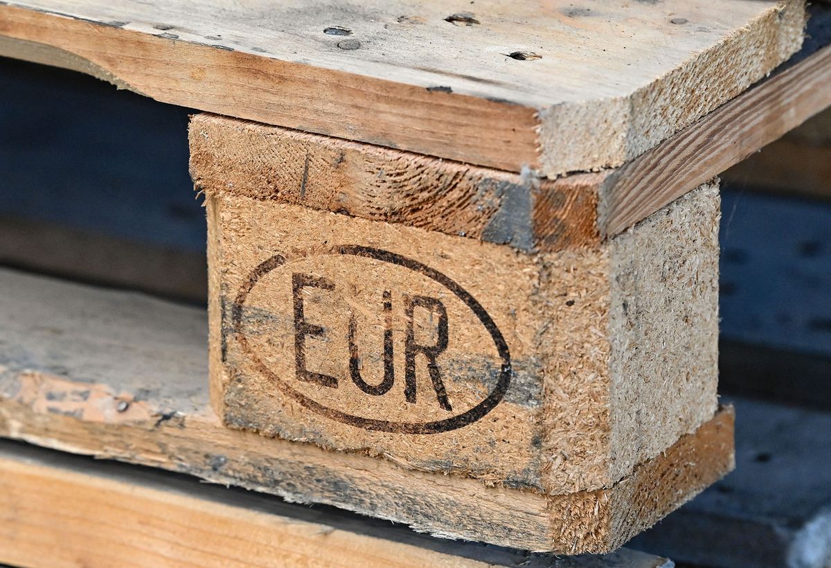 02 May 2022, Brandenburg, Schwedt: A europallet with the sign EUR. Photo: Patrick Pleul/dpa (Photo by PATRICK PLEUL / DPA / dpa Picture-Alliance via AFP)
