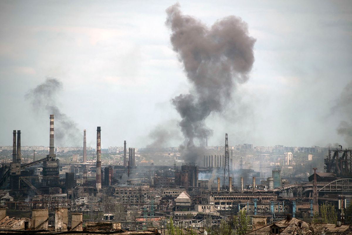 8184134 04.05.2022 Smoke rises above a plant of Azovstal Iron and Steel Works, as Russia's military operation in Ukraine continues, in the city of Mariupol, Donetsk People's Republic. Valery Melnikov / Sputnik (Photo by Valery Melnikov / Sputnik / Sputnik via AFP)