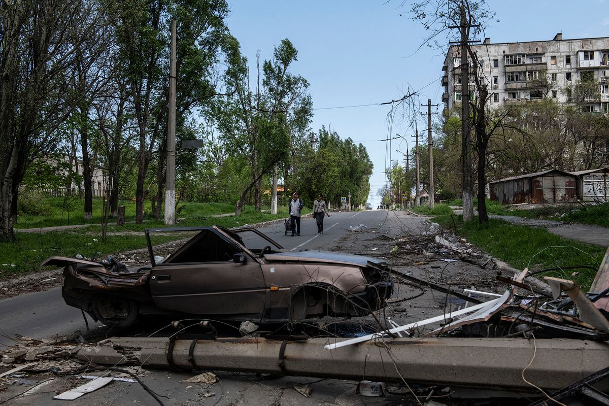 8182386 02.05.2022 A view shows a damaged car in a street in Mariupol, Donetsk People's Republic. Valery Melnikov / Sputnik (Photo by Valery Melnikov / Sputnik / Sputnik via AFP)