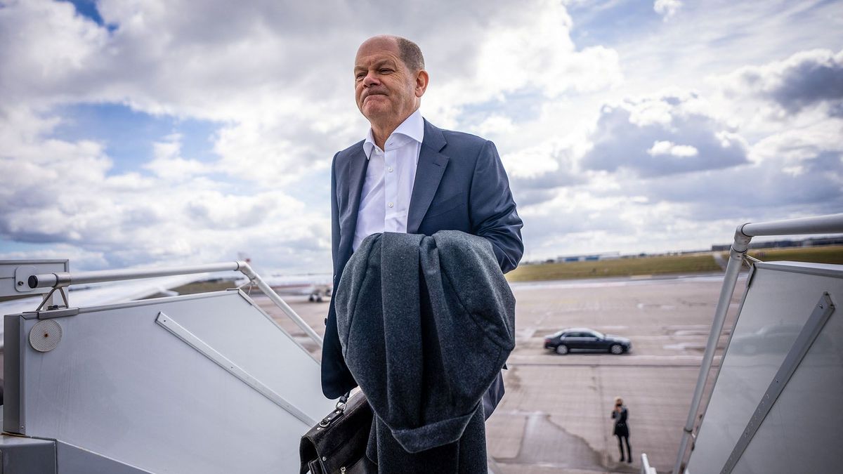 08 April 2022, Berlin: German Chancellor Olaf Scholz (SPD) boards an Air Force Airbus at Berlin-Brandenburg Airport to fly to Great Britain. Scholz is on his way to his inaugural visit with Prime Minister Johnson. The bilateral talks are likely to focus on the Ukraine war and its consequences. Photo: Michael Kappeler/dpa (Photo by MICHAEL KAPPELER / DPA / dpa Picture-Alliance via AFP)