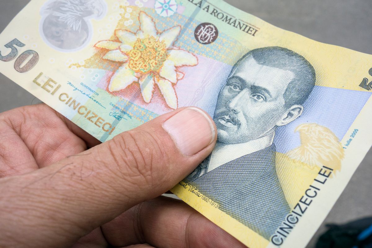 román lej pénz bankjegy Romania - Man Holding Romanian Lei Banknotes Cash