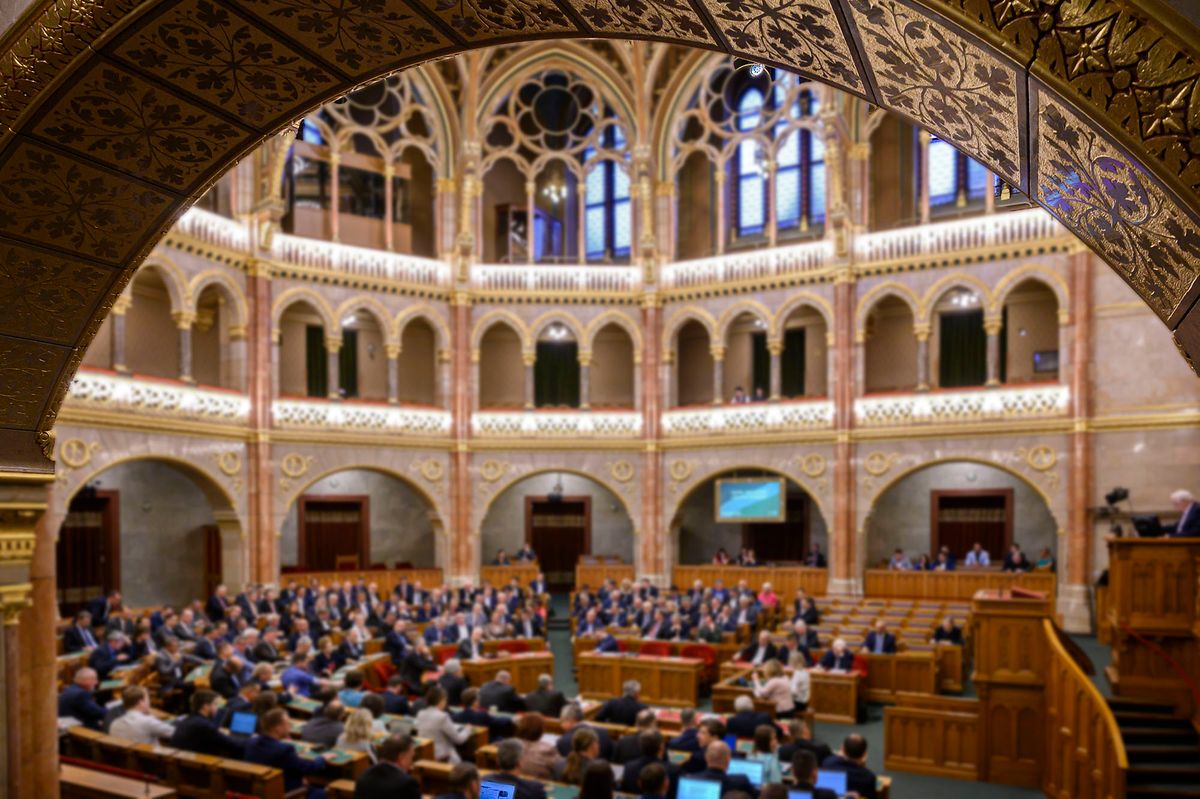 Budapest, 2022. május 17.Szavaznak a képviselők a Magyarország minisztériumainak felsorolásáról szóló törvényről az Országgyűlés plenáris ülésén 2022. május 17-én.MTI/Szigetváry Zsolt