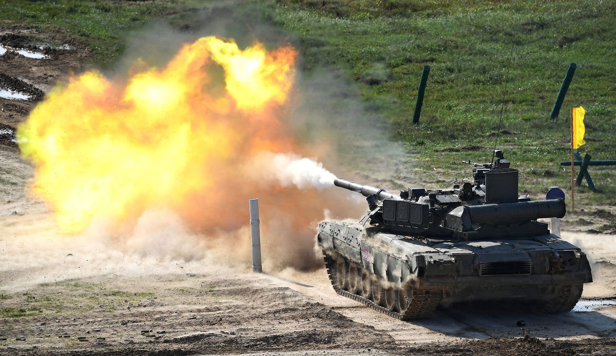 6635807 28.08.2021 A T-90 tank shoots during the Tank Biathlon competition at the International Army Games 2021 in Alabino, outside Moscow, Russia. Alexey Maishev / Sputnik (Photo by Alexey Maishev / Sputnik / Sputnik via AFP) 6635807