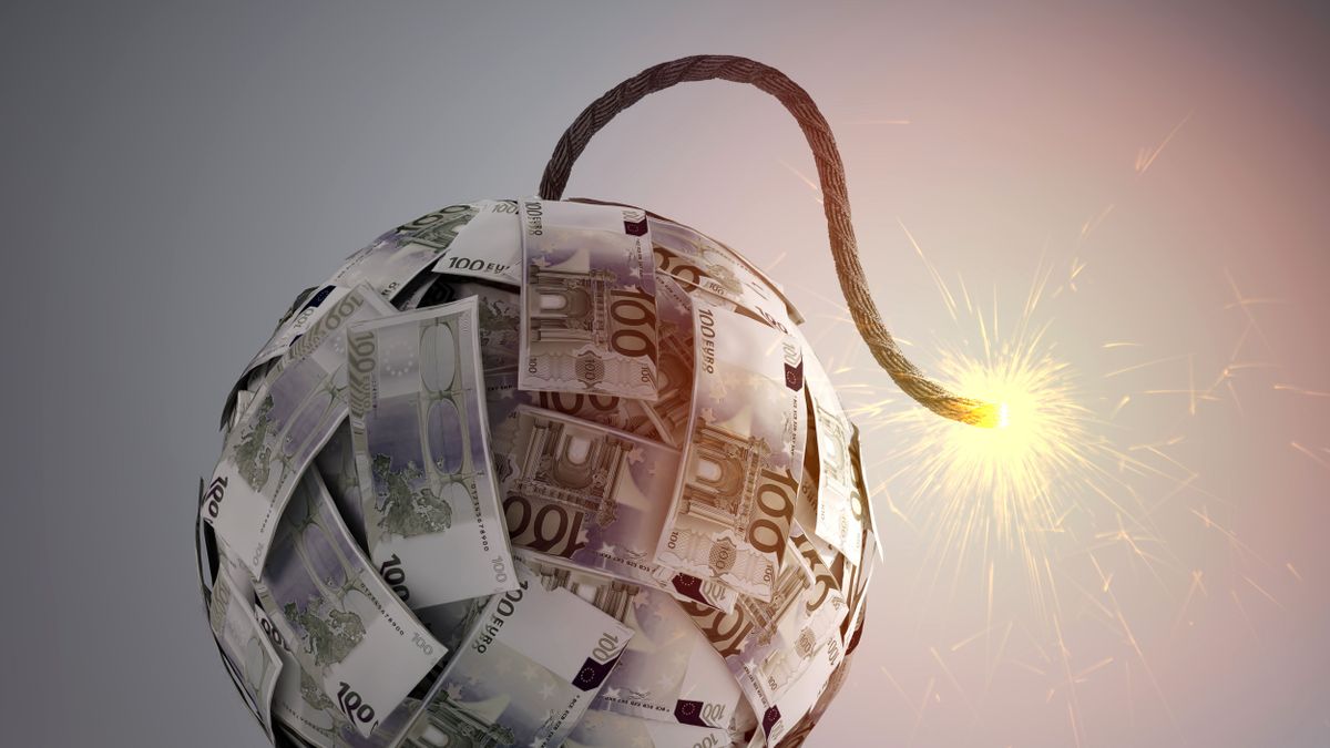infláció Ball of Euro bills shaped like an old bomb - government debt and financial crisis concept