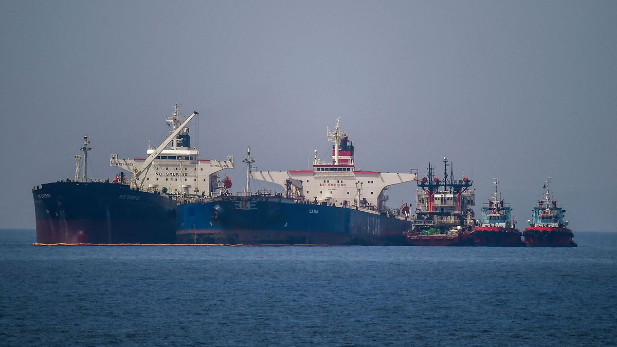 The Liberian-flagged oil tanker Ice Energy (L) transfers crude oil from the Iranian-flagged oil tanker Lana (R) (former Pegas), off the shore of Karystos, on the Island of Evia, on May 29, 2022. - Greece will send Iranian oil from a seized Russian-flagged tanker to the United States at the request of the US judiciary, Greek port police said Wednesday, a decision that angered Tehran. Last month the Greek authorities seized the Pegas, which was said to have been heading to the Marmara terminal in Turkey. The authorities seized the ship in accordance with EU sanctions introduced after Russia invaded Ukraine in February. (Photo by Angelos Tzortzinis / AFP)