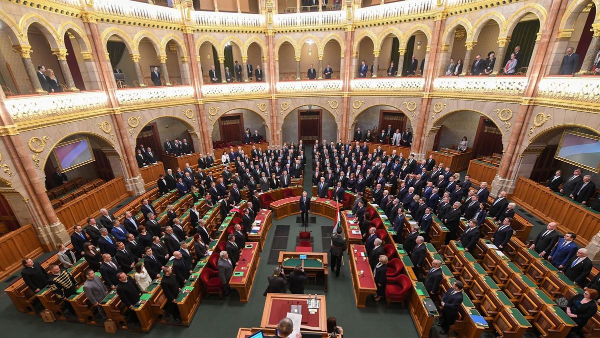 Kövér László, az Országgyűlés titkos szavazással megválasztott elnöke esküt tesz az Országgyűlés alakuló ülésén a Parlamentben 2022. május 2-án. Az egyedüli jelöltre érvényes szavazatot 183 képviselő adott le, közülük 170-en igennel, 13-an nemmel szavaztak. A patkó első sorában Semjén Zsolt miniszterelnök-helyettes és Orbán Viktor miniszterelnök (középen, b-j).
MTI/Illyés Tibor
