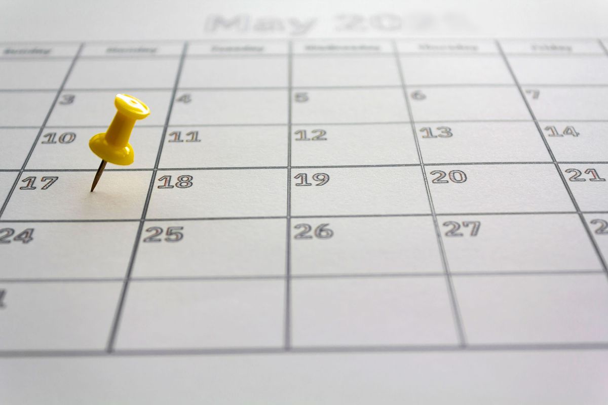 naptár Calendar with pushpin rajzszög in május May 17 2021 to illustrate the new extended date for határidő IRS Federal Income Tax adóvisszatérítés Returns. USA Tax deadline concept