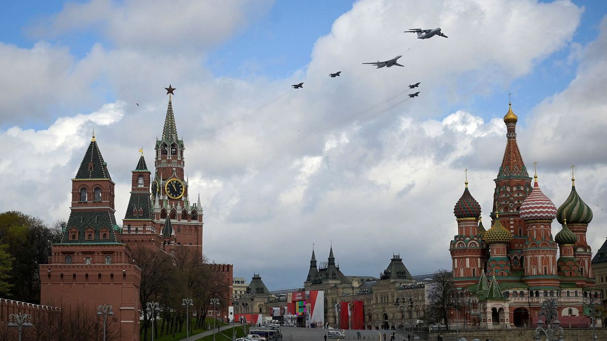 Russian MiG-31bm fighter jets, Tupolev Tu-160 strategic bomber and Ilyushin Il-78 aerial refueling tanker fly over Red Square in Moscow during a rehearsal for the WWII Victory Parade on May 4, 2022. - Russia will celebrate the 77th anniversary of the 1945 victory over Nazi Germany on May 9. (Photo by Natalia KOLESNIKOVA / AFP)