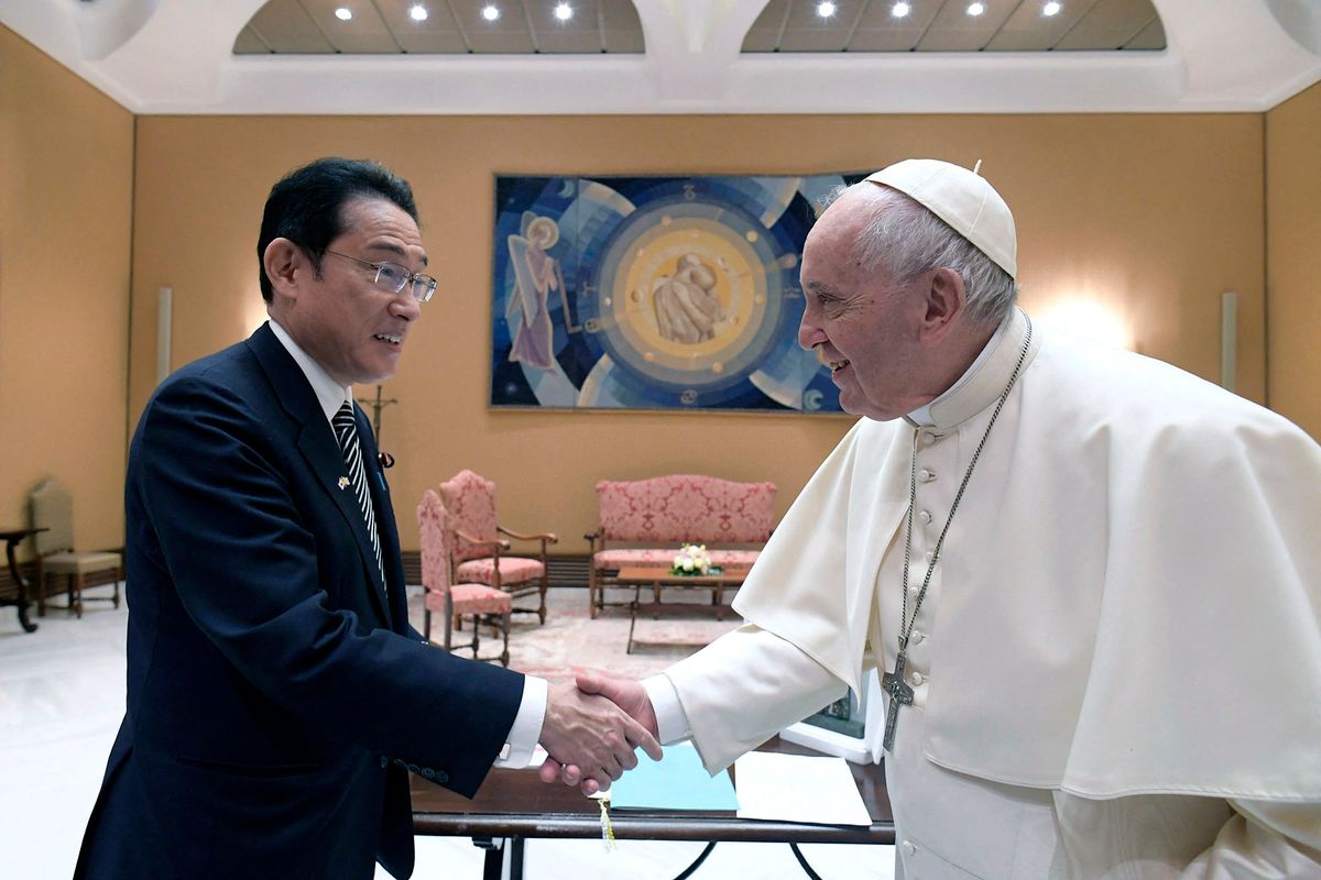 This handout photo taken and released on May 4, 2022, by Vatican Media, the Vatican press office, shows Pope Francis (R) shaking hands with Japanese Prime Minister Fumio Kishida during a private audience at the Vatican. (Photo by VATICAN MEDIA / AFP) / RESTRICTED TO EDITORIAL USE - MANDATORY CREDIT "AFP PHOTO / VATICAN MEDIA" - NO MARKETING NO ADVERTISING CAMPAIGNS - DISTRIBUTED AS A SERVICE TO CLIENTS