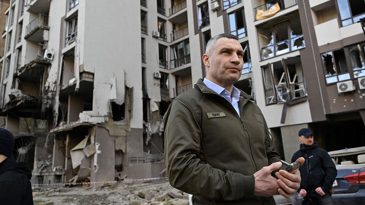 Kyiv's mayor Vitali Klitschko stands in front of a damaged building following Russian strikes in Kyiv on April 29, 2022, amid Russian invasion of Ukraine. - Russian strikes slammed into Kyiv on April 28, evening as UN Secretary-General Antonio Guterres was visiting. (Photo by Genya SAVILOV / AFP)
