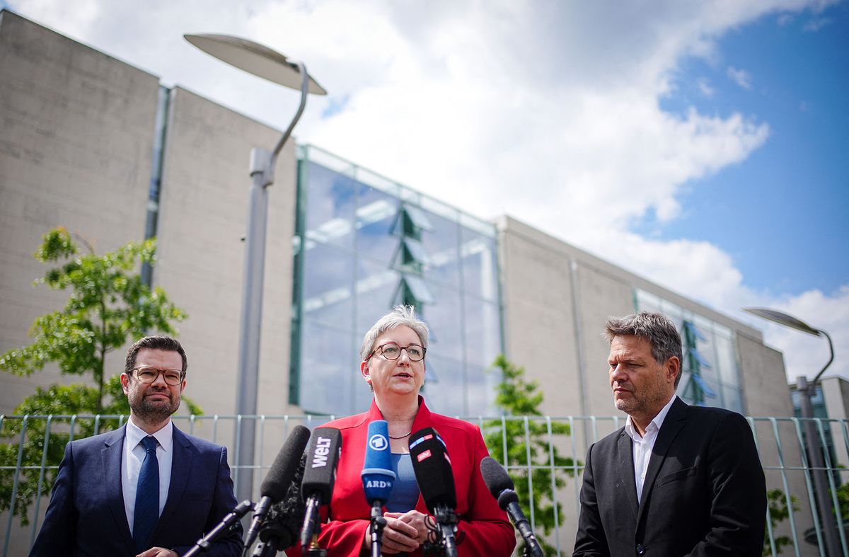 25 May 2022, Berlin: Marco Buschmann (vl, FDP), Federal Minister of Justice, Klara Geywitz (SPD), Federal Minister of Construction and Housing, and Robert Habeck (B¸ndnis 90/Die Gr¸nen), Federal Minister of Economics and Climate Protection, give a press conference after the meeting of the Federal Cabinet to present the draft law on the sharing of CO2 costs, which was approved by the Cabinet today. Photo: Kay Nietfeld/dpa (Photo by KAY NIETFELD / DPA / dpa Picture-Alliance via AFP)