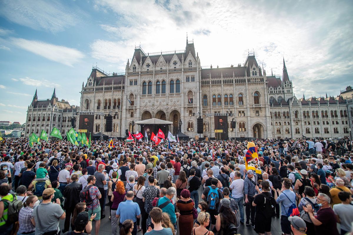 Budapest, 2021. június 5.Résztvevők a kínai Fudan Egyetem budapesti kampuszának létrehozása ellen meghirdetett tüntetésen a Parlament előtt, a Kossuth Lajos téren 2021. június 5-én.MTI/Balogh Zoltán