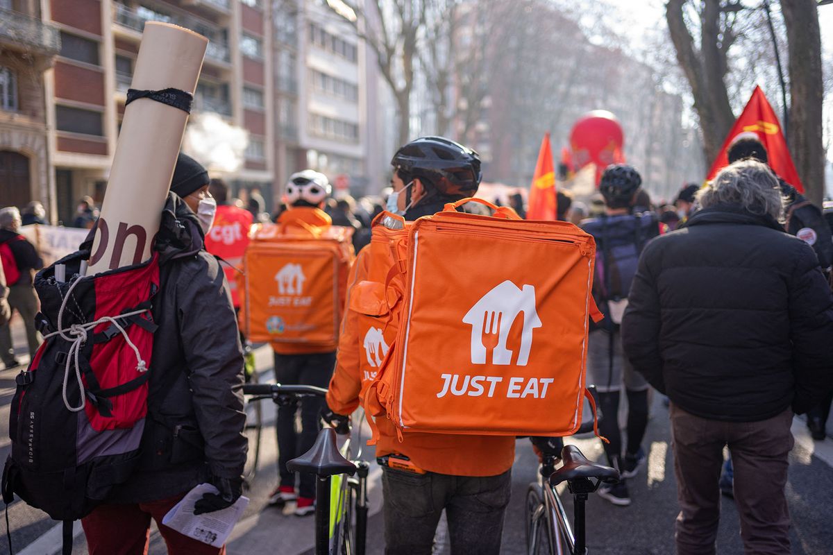 France, Toulouse, 2022-01-27. Strike and inter-union demonstration, called by several unions including the CGT, FO, FSU, Solidaires, Unef, to demand an increase in wages and better working conditions. Bicycle deliverers working for Just Eat demonstrate with their bike. Photograph by Jean-Marc Barrere / Hans Lucas.France, Toulouse, 2022-01-27. Greve et manifestation intersyndicale, a l appel de plusieurs syndicats dont la CGT, FO, FSU, Solidaires, Unef, pour demander une revalorisation des salaires et de meilleurs conditions de travail. Livreurs a velo travaillant pour Just Eat manifestent avec leur velo. Photographie par Jean-Marc Barrere / Hans Lucas. (Photo by Jean-Marc Barrere / Hans Lucas / Hans Lucas via AFP)