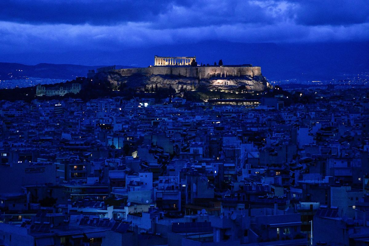 A picture taken on April 6, 2020 shows the Acropolis overlooking the Neos Kosmos and Koukaki districts of Athens, during a lockdown aimed at curbing the spread of the COVID-19 pandemic, caused by the novel coronavirus. - At the foot of the Acropolis, the Koukaki district, usually popular with tourists from all over the world, has been a sad place since the pandemic, with its deserted terraces and pedestrian walkways and Airbnb accommodations emptied of their clientele. Directly hit, the dozens of small landlords who had chosen to rent their property on Airbnb to compensate for the declines in income and revive neighborhoods hit by austerity, like Koukaki. (Photo by Louisa GOULIAMAKI / AFP)