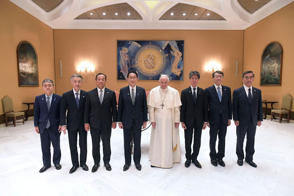 This handout photo taken and released on May 4, 2022, by Vatican Media, the Vatican press office, shows Pope Francis (4th R) posing with Japanese Prime Minister Fumio Kishida (4th L) and his delegation during a private audience at the Vatican. (Photo by VATICAN MEDIA / AFP) / RESTRICTED TO EDITORIAL USE - MANDATORY CREDIT "AFP PHOTO / VATICAN MEDIA" - NO MARKETING NO ADVERTISING CAMPAIGNS - DISTRIBUTED AS A SERVICE TO CLIENTS