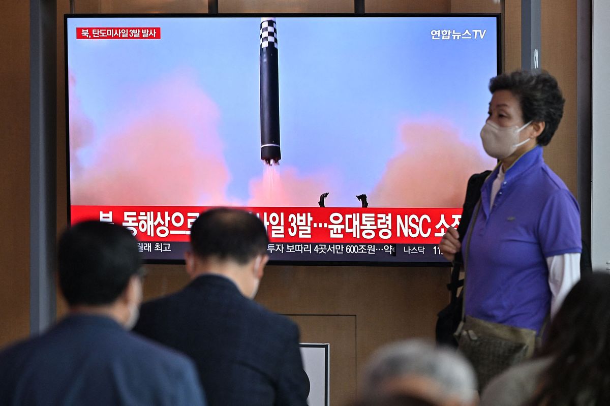 People watch a television screen showing a news broadcast with file footage of a North Korean missile test, at a railway station in Seoul on May 25, 2022, after North Korea fired three ballistic missiles towards the Sea of Japan according to South Korea's military. (Photo by JUNG YEON-JE / AFP)