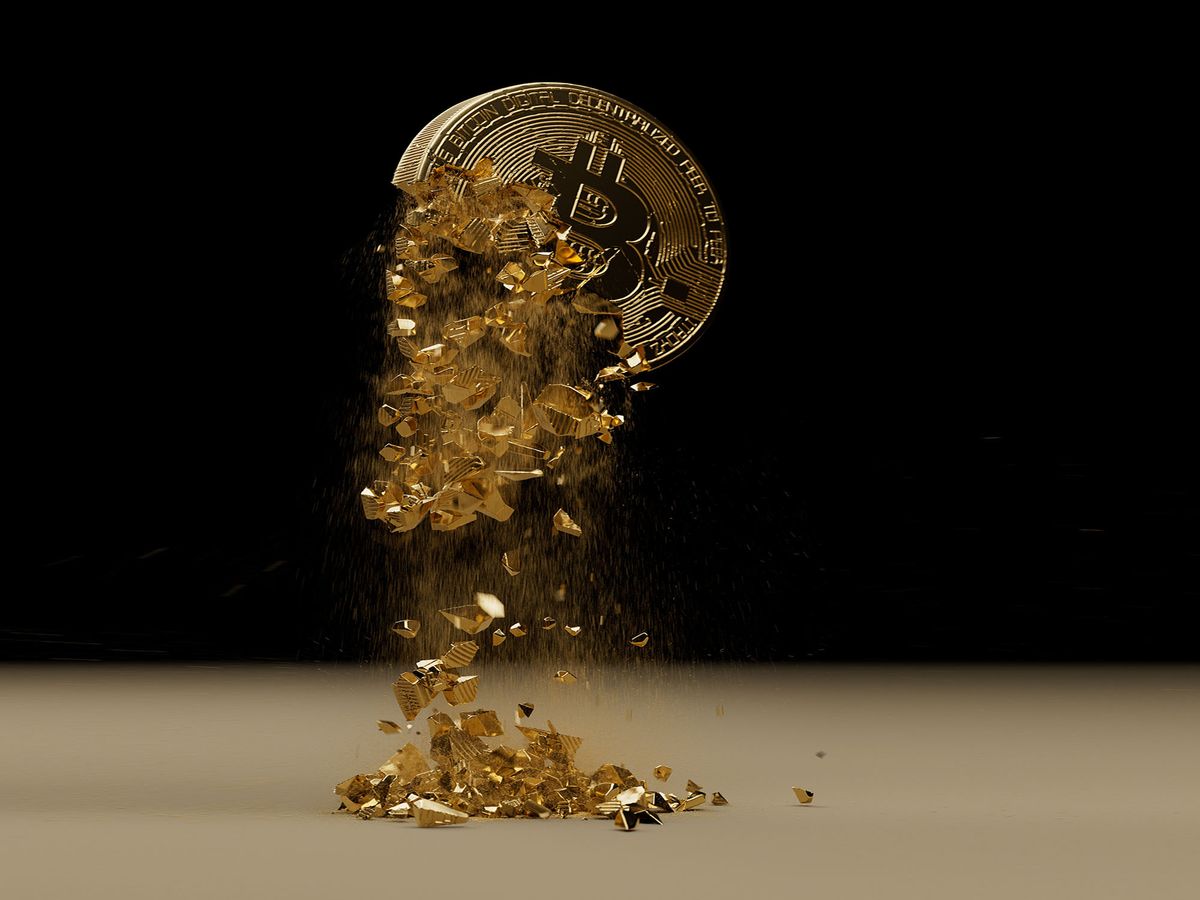 arany Golden bitcoin crumble cracking dust falling esik, cryptocurrency kriptovaluta piac market crash 2021, Close up, depth of field, black background.