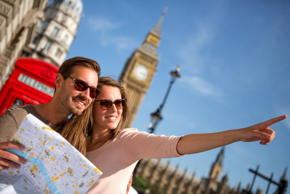 Couple,Of,Tourists,In,London,Holding,A,Map